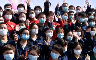 稟父老：樓蘭破，人平安，白衣戰(zhàn)士把家還！