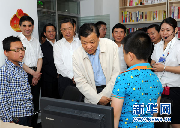 7月17日至19日,中共中央政治局常委、中央書記處書記劉云山在青海調(diào)研。這是7月18日,劉云山在西寧市南山西社區(qū)調(diào)研。 新華社記者饒愛民 攝 7月17日至19日,中共中央政治局常委、中央書記處書記劉云山在青海調(diào)研。這是7月18日,劉云山在西寧市南山西社區(qū)調(diào)研。 新華社記者饒愛民 攝