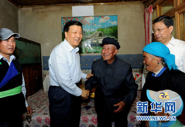 7月17日至19日,中共中央政治局常委、中央書記處書記劉云山在青海調(diào)研。這是7月17日,劉云山在海東市互助土族自治縣東山鄉(xiāng)白牙合村看望老黨員。新華社記者 饒愛民 攝 7月17日至19日,中共中央政治局常委、中央書記處書記劉云山在青海調(diào)研。這是7月17日,劉云山在海東市互助土族自治縣東山鄉(xiāng)白牙合村看望老黨員。新華社記者 饒愛民 攝
