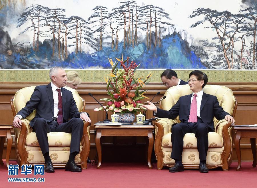 11月25日,中共中央政治局委員、中央政法委書記孟建柱在北京會見白俄羅斯總統(tǒng)辦公廳副主任米茨克維奇。 新華社記者燕雁攝 11月25日,中共中央政治局委員、中央政法委書記孟建柱在北京會見白俄羅斯總統(tǒng)辦公廳副主任米茨克維奇。 新華社記者燕雁攝
