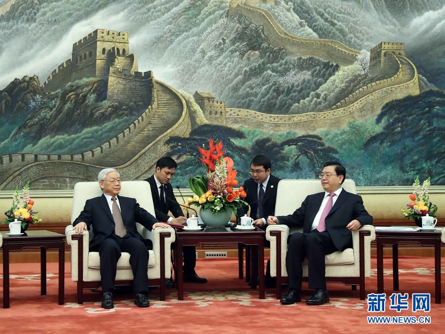 1月13日,中共中央政治局常委、全國(guó)人大常委會(huì)委員長(zhǎng)張德江在北京人民大會(huì)堂會(huì)見越共中央總書記阮富仲。 新華社記者 劉衛(wèi)兵 攝 1月13日,中共中央政治局常委、全國(guó)人大常委會(huì)委員長(zhǎng)張德江在北京人民大會(huì)堂會(huì)見越共中央總書記阮富仲。 新華社記者 劉衛(wèi)兵 攝