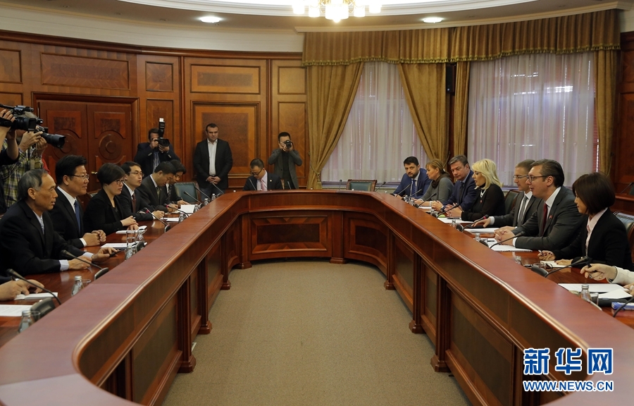 4月12日,塞爾維亞前進黨主席、政府總理武契奇(右二)在貝爾格萊德會見中共中央政治局委員、中央黨的建設工作領導小組副組長張春賢(左二)。新華社發(普雷德拉格·米洛薩夫列維奇攝) 4月12日,塞爾維亞前進黨主席、政府總理武契奇(右二)在貝爾格萊德會見中共中央政治局委員、中央黨的建設工作領導小組副組長張春賢(左二)。新華社發(普雷德拉格·米洛薩夫列維奇攝)