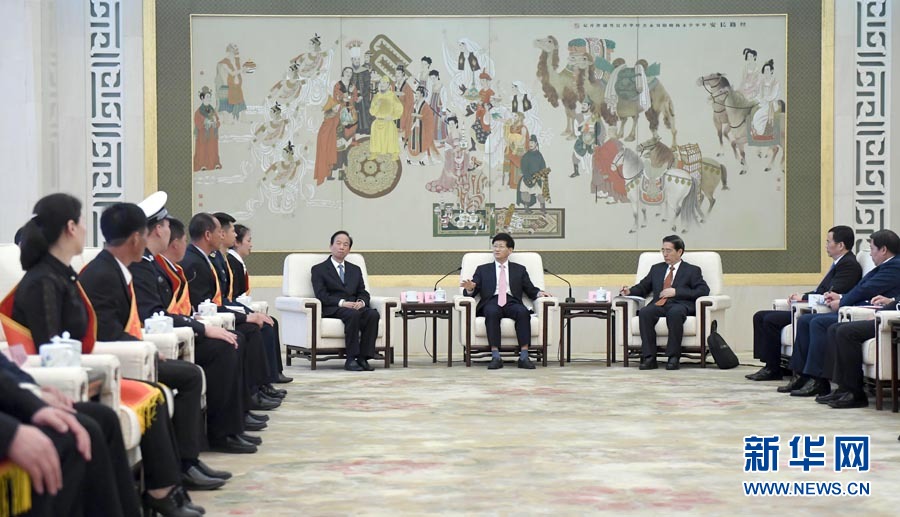 4月24日,第十三屆全國見義勇為英雄模范表彰大會在北京人民大會堂召開。會前,中共中央政治局委員、中央政法委書記孟建柱與見義勇為英雄模范及家屬代表座談。國務(wù)委員、公安部部長郭聲琨出席座談會并在表彰大會上講話。新華社記者 張鐸 攝 4月24日,第十三屆全國見義勇為英雄模范表彰大會在北京人民大會堂召開。會前,中共中央政治局委員、中央政法委書記孟建柱與見義勇為英雄模范及家屬代表座談。國務(wù)委員、公安部部長郭聲琨出席座談會并在表彰大會上講話。新華社記者 張鐸 攝