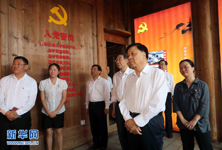 6月8日至10日，中共中央政治局常委、中央書記處書記劉云山在福建調研。這是6月9日，劉云山專程來到政和縣石圳村，深入了解廖俊波的事跡。新華社記者 劉衛兵 攝