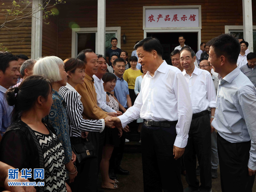 6月8日至10日，中共中央政治局常委、中央書記處書記劉云山在福建調研。這是6月9日，劉云山在周寧縣上洋村與村民親切交談。新華社記者 劉衛兵 攝