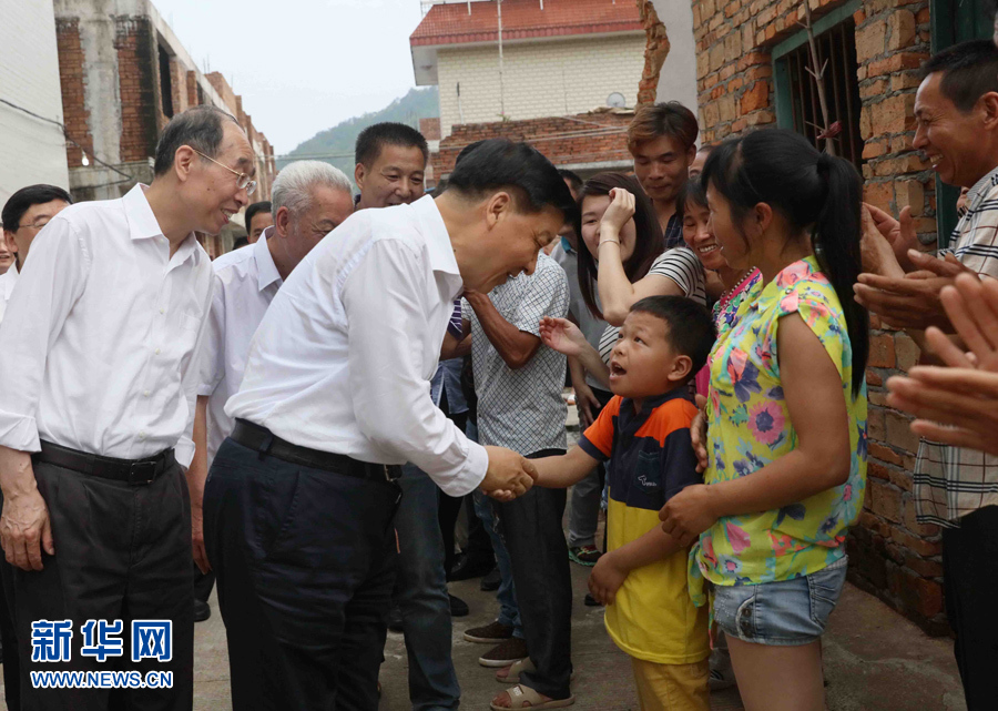 6月8日至10日，中共中央政治局常委、中央書記處書記劉云山在福建調研。這是6月9日，劉云山在福安市溪邳村走訪群眾家庭。新華社記者 劉衛兵 攝
