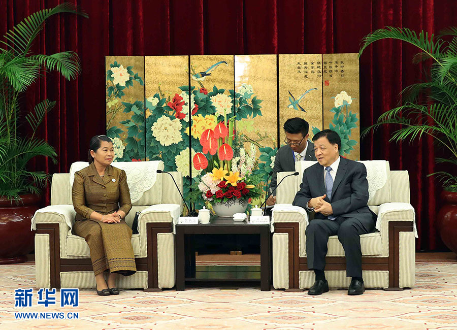 6月11日,中共中央政治局常委、中央書(shū)記處書(shū)記劉云山在福州會(huì)見(jiàn)來(lái)華出席金磚國(guó)家政黨、智庫(kù)和民間社會(huì)組織論壇的柬埔寨人民黨中央常委、副首相梅森安。新華社記者劉衛(wèi)兵攝 6月11日,中共中央政治局常委、中央書(shū)記處書(shū)記劉云山在福州會(huì)見(jiàn)來(lái)華出席金磚國(guó)家政黨、智庫(kù)和民間社會(huì)組織論壇的柬埔寨人民黨中央常委、副首相梅森安。新華社記者劉衛(wèi)兵攝