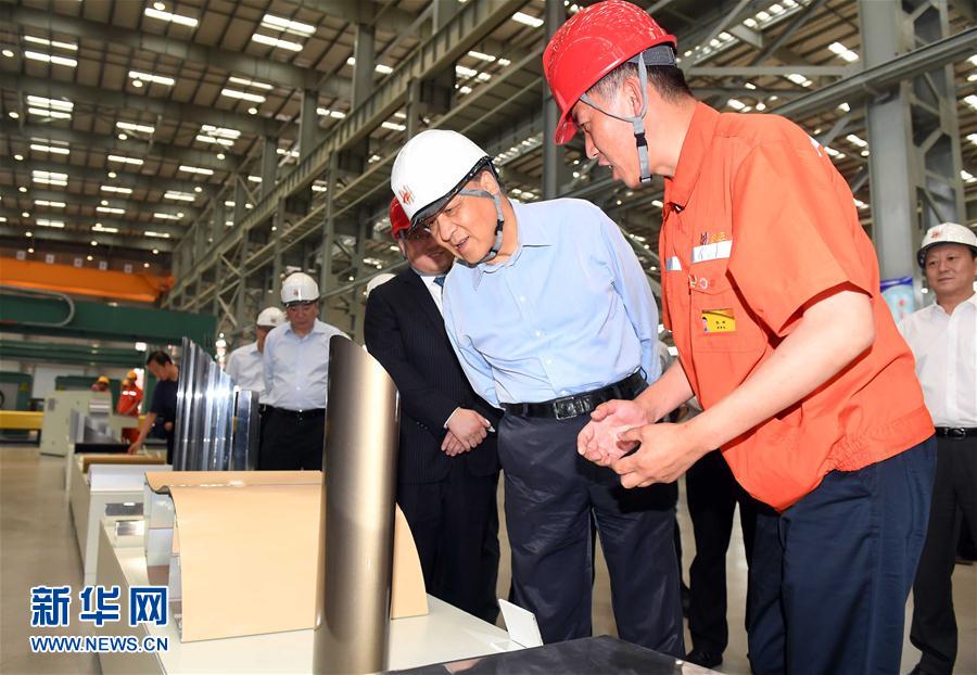 6月22日至24日，中共中央政治局常委、中央書記處書記劉云山在遼寧調研。這是6月22日，劉云山在營口市忠旺鋁業公司調研。 新華社記者張鐸 攝