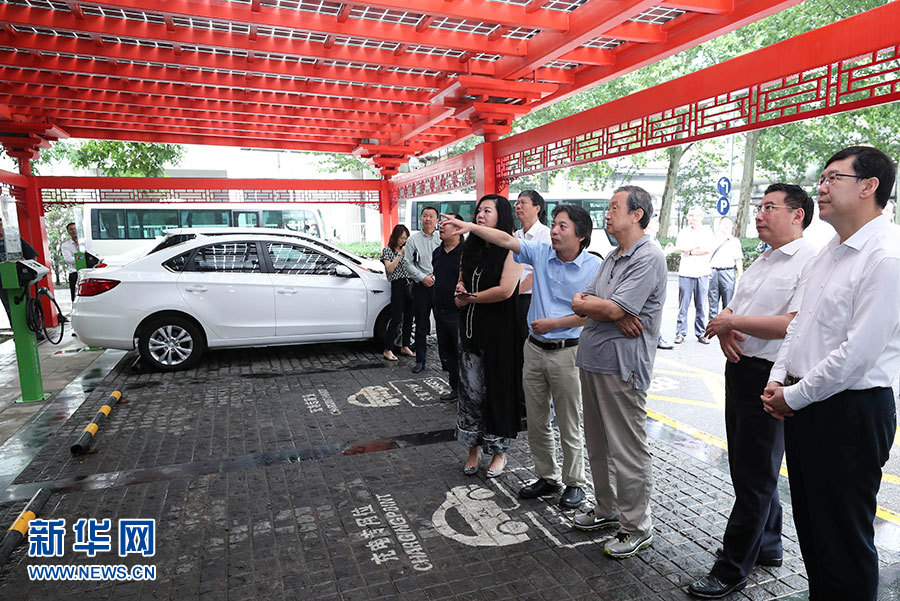 近日，中共中央政治局委員、國務院副總理馬凱在北京調研新能源汽車產業發展。這是7月4日，馬凱在北京深入新能源汽車充換電設施、充電服務平臺、分時租賃等單位調研。新華社記者 龐興雷 攝
