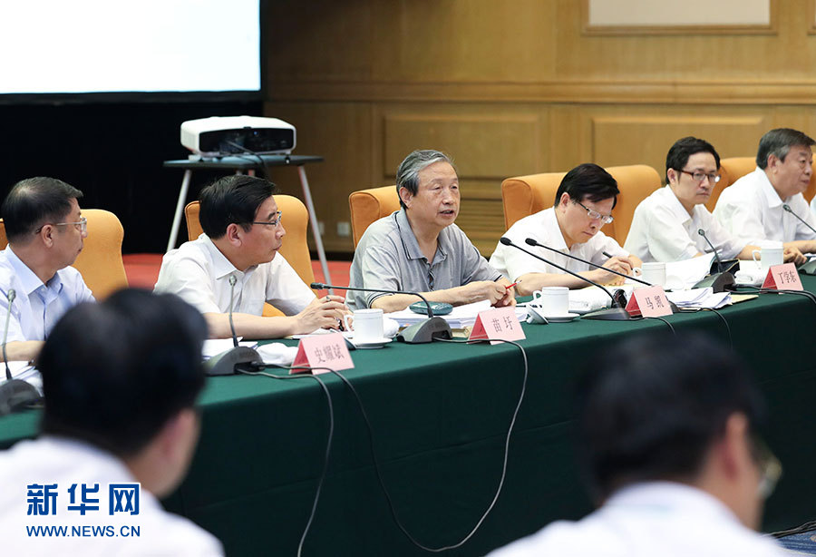 近日，中共中央政治局委員、國務院副總理馬凱在北京調研新能源汽車產業發展。這是7月4日，馬凱在北京深入新能源汽車充換電設施、充電服務平臺、分時租賃等單位調研，并主持召開推廣應用座談會。新華社記者 龐興雷 攝