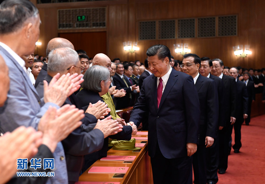 7月28日,慶祝中國(guó)人民解放軍建軍90周年文藝晚會(huì)《在黨的旗幟下》在北京人民大會(huì)堂舉行。中共中央總書記、國(guó)家主席、中央軍委主席習(xí)近平和李克強(qiáng)、張德江、俞正聲、劉云山、王岐山、張高麗等黨和國(guó)家領(lǐng)導(dǎo)人,與首都3000多名各界群眾一起觀看演出。演出開始前,習(xí)近平等與老戰(zhàn)士、老同志代表和“八一勛章”獲得者親切握手。新華社記者 李學(xué)仁 攝 7月28日,慶祝中國(guó)人民解放軍建軍90周年文藝晚會(huì)《在黨的旗幟下》在北京人民大會(huì)堂舉行。中共中央總書記、國(guó)家主席、中央軍委主席習(xí)近平和李克強(qiáng)、張德江、俞正聲、劉云山、王岐山、張高麗等黨和國(guó)家領(lǐng)導(dǎo)人,與首都3000多名各界群眾一起觀看演出。演出開始前,習(xí)近平等與老戰(zhàn)士、老同志代表和“八一勛章”獲得者親切握手。新華社記者 李學(xué)仁 攝