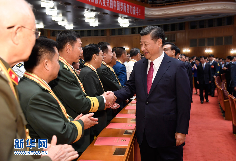 7月28日,慶祝中國(guó)人民解放軍建軍90周年文藝晚會(huì)《在黨的旗幟下》在北京人民大會(huì)堂舉行。中共中央總書記、國(guó)家主席、中央軍委主席習(xí)近平和李克強(qiáng)、張德江、俞正聲、劉云山、王岐山、張高麗等黨和國(guó)家領(lǐng)導(dǎo)人,與首都3000多名各界群眾一起觀看演出。演出開始前,習(xí)近平等與老戰(zhàn)士、老同志代表和“八一勛章”獲得者親切握手。新華社記者 李學(xué)仁 攝 7月28日,慶祝中國(guó)人民解放軍建軍90周年文藝晚會(huì)《在黨的旗幟下》在北京人民大會(huì)堂舉行。中共中央總書記、國(guó)家主席、中央軍委主席習(xí)近平和李克強(qiáng)、張德江、俞正聲、劉云山、王岐山、張高麗等黨和國(guó)家領(lǐng)導(dǎo)人,與首都3000多名各界群眾一起觀看演出。演出開始前,習(xí)近平等與老戰(zhàn)士、老同志代表和“八一勛章”獲得者親切握手。新華社記者 李學(xué)仁 攝