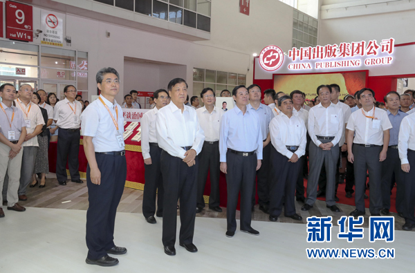 8月24日，中共中央政治局常委、中央書(shū)記處書(shū)記劉云山在北京參觀(guān)第24屆北京國(guó)際圖書(shū)博覽會(huì)。新華社記者 丁林 攝