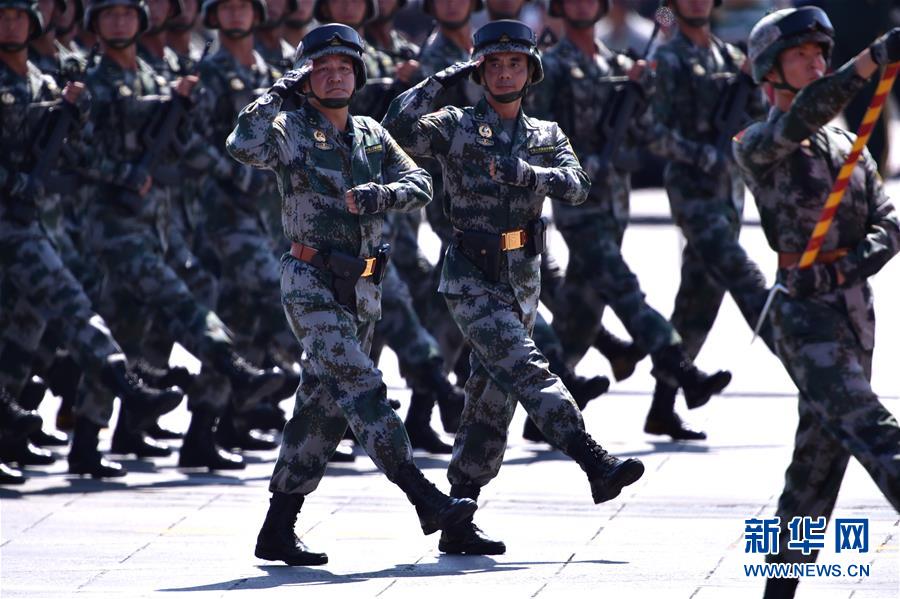 （新華全媒頭條·強軍思想引領(lǐng)新征程·圖文互動）（4）那一刻，我們光榮接受檢閱