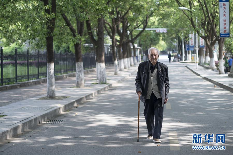 （今日關(guān)注·科技獎(jiǎng)勵(lì)大會(huì)·圖文互動(dòng)）（4）此生屬于祖國(guó)，此生無(wú)怨無(wú)悔——隱身30年的中國(guó)核潛艇先驅(qū)黃旭華