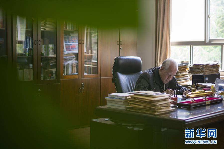 （今日關(guān)注·科技獎(jiǎng)勵(lì)大會(huì)·圖文互動(dòng)）（5）此生屬于祖國(guó)，此生無(wú)怨無(wú)悔——隱身30年的中國(guó)核潛艇先驅(qū)黃旭華