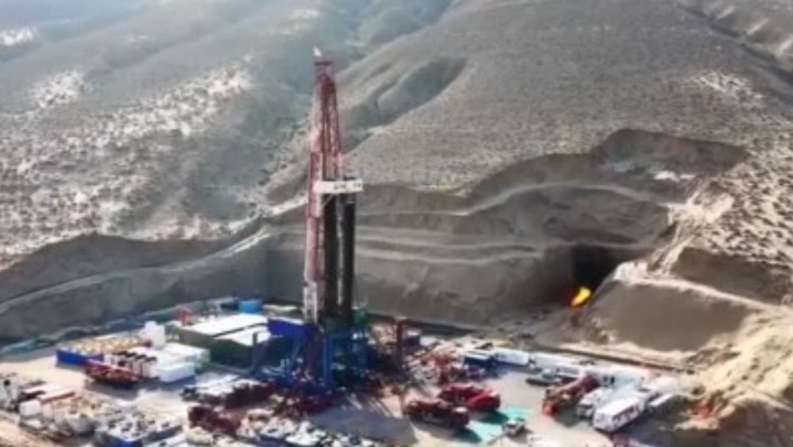 我國(guó)首套具有自主知識(shí)產(chǎn)權(quán)的智能鉆井系統(tǒng)“長(zhǎng)龍?zhí)枴蓖队?></a></div> <div   id=