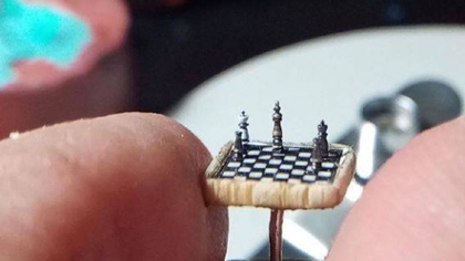 比指甲蓋還?。?土耳其微雕藝術家雕出超小國際象棋