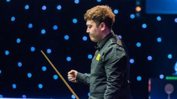 英國：首位00后冠軍！顏丙濤登頂斯諾克大師賽